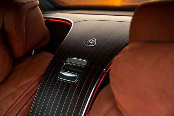 Роскошный Mercedes-Benz Maybach S680 2023 года доступен в аренду в Дубае