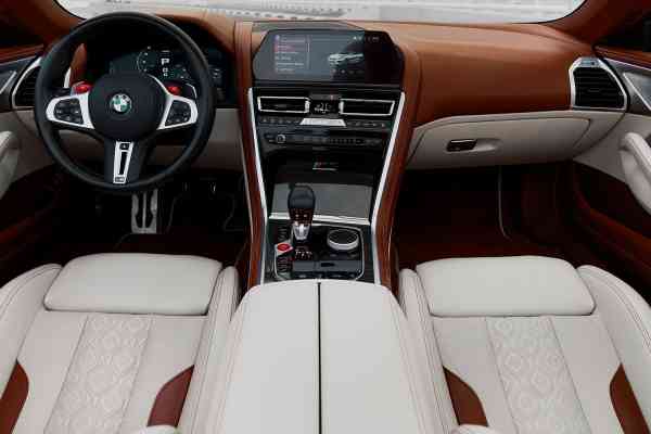 Кабриолет BMW M8 Competition доступен в аренду в Дубае