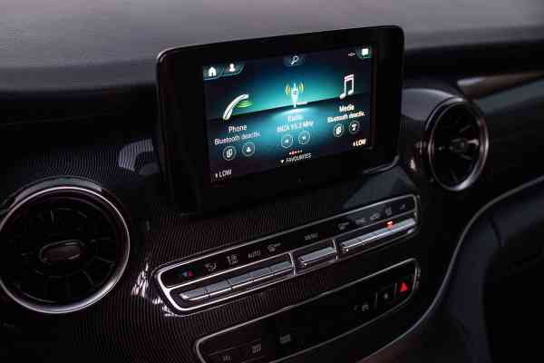 Роскошный 4-местный Mercedes-Benz V250 Maybach доступен в аренду в Дубае