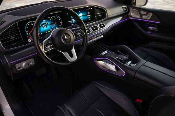 Белый 7-местный Mercedes-Benz GLS450 доступен в аренду в Дубае