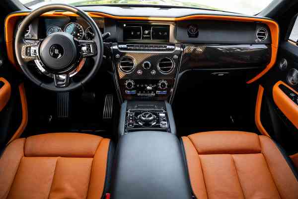 Аренда Rolls Royce Cullinan с черным значком в Дубае