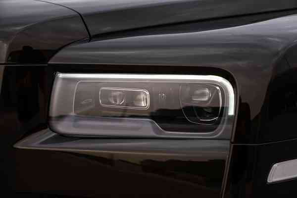 Аренда Rolls Royce Cullinan с черным значком в Дубае