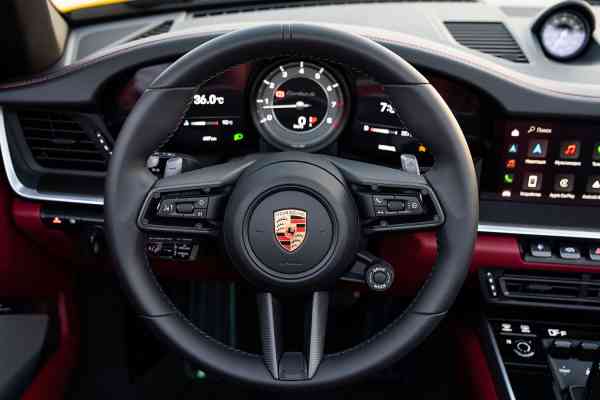 Желтый Porsche 911 Turbo S доступен в аренду в Дубае