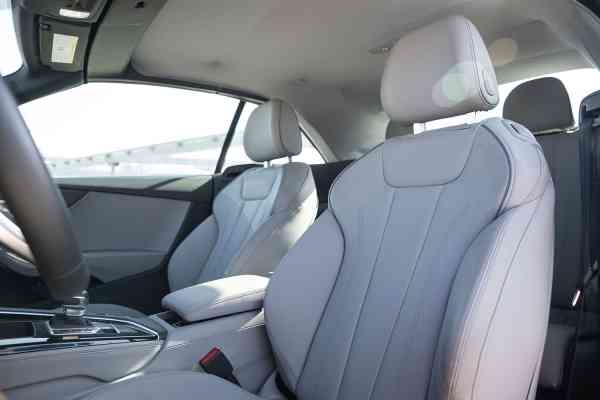 Аренда красного кабриолета Audi A5 в Дубае