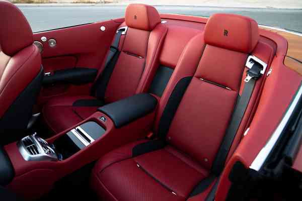 Роскошный Rolls Royce Dawn доступен в аренду в Дубае