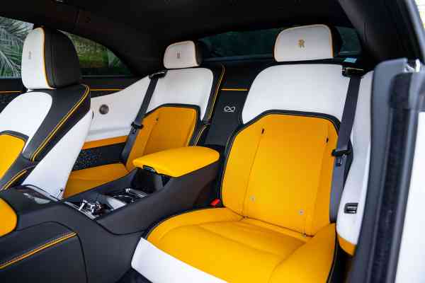 Арендуйте белый RR Spectre Black Badge с оранжевым салоном в Дубае.