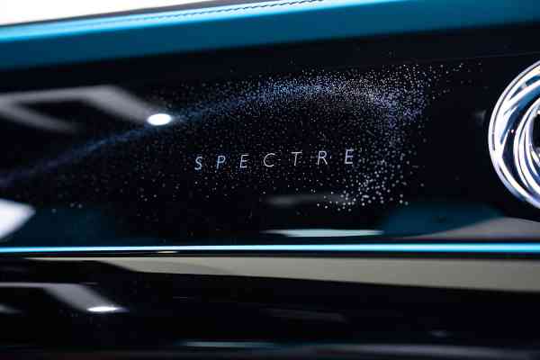 rent Rolls Royce Spectre in Dubai