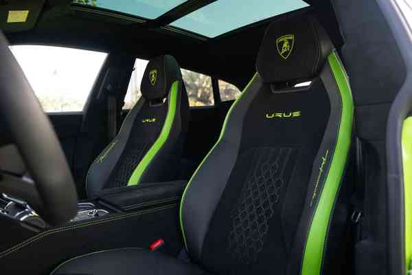 rent Lamborghini Urus