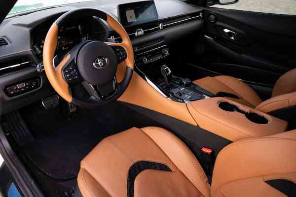 Зелёный автомобиль Toyota Supra доступен для аренды в Дубае.