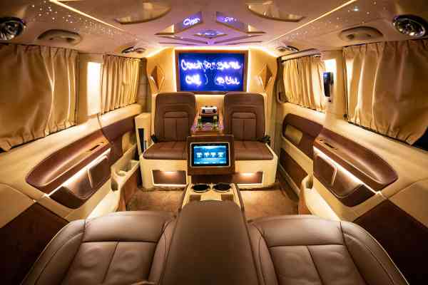 Роскошный 4-местный Mercedes-Benz V250 Maybach доступен в аренду в Дубае