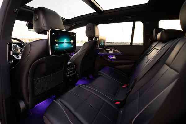 Белый 7-местный Mercedes-Benz GLS450 доступен в аренду в Дубае