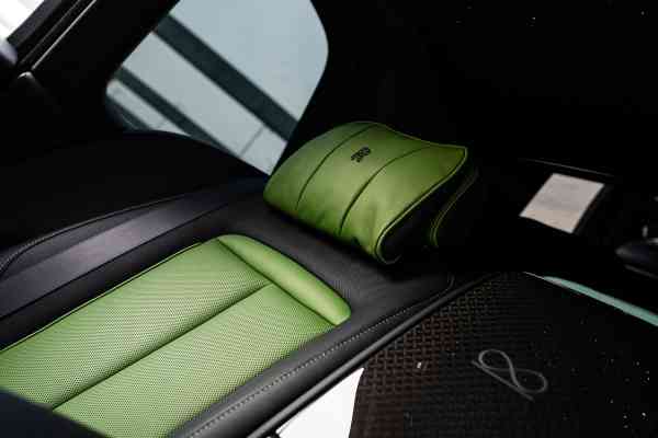 Аренда Rolls Royce Cullinan с черным значком в Дубае