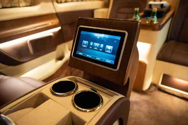 Роскошный 4-местный Mercedes-Benz V250 Maybach доступен в аренду в Дубае