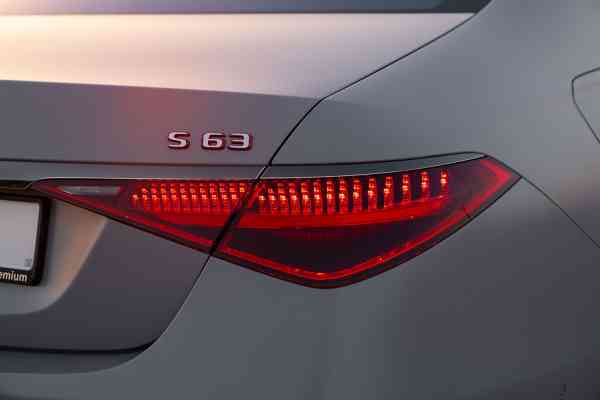 Арендовать уникальный Mercedes-Benz S63 Edition 1 в Дубае