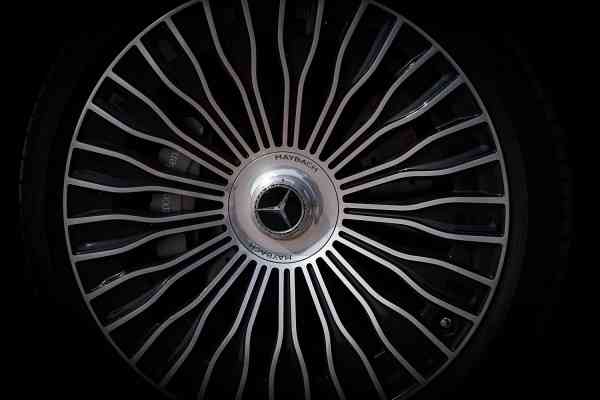 Роскошный Mercedes-Benz Maybach S680 2023 года доступен в аренду в Дубае