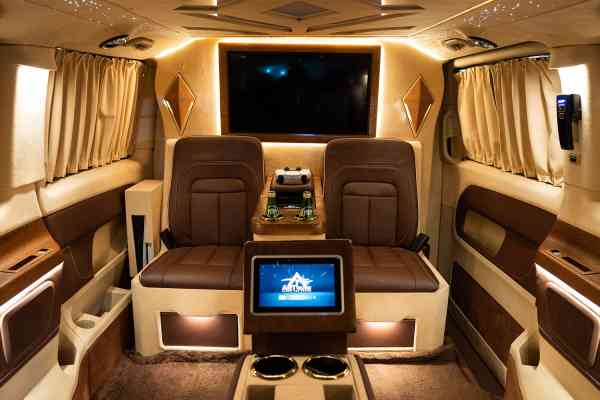 Роскошный 4-местный Mercedes-Benz V250 Maybach доступен в аренду в Дубае