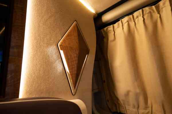 Роскошный 4-местный Mercedes-Benz V250 Maybach доступен в аренду в Дубае