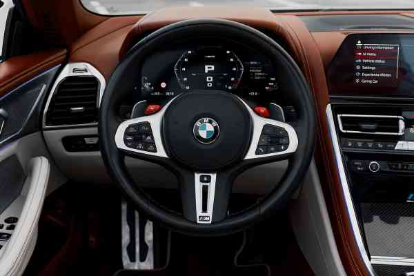Кабриолет BMW M8 Competition доступен в аренду в Дубае