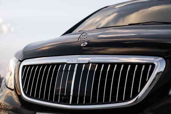 Роскошный 4-местный Mercedes-Benz V250 Maybach доступен в аренду в Дубае
