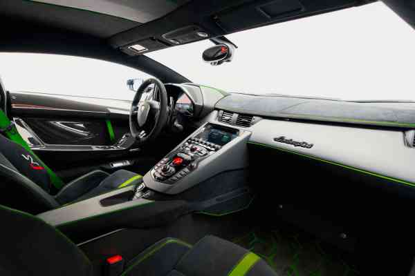 Уникальный фиолетовый Lamborghini Aventador SVJ доступен в аренду в Дубае