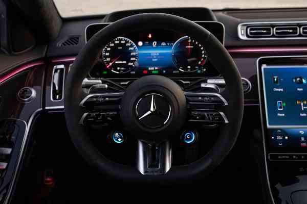 Арендовать уникальный Mercedes-Benz S63 Edition 1 в Дубае