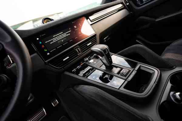 Аренда серебристого Porsche Turbo GT в Дубае