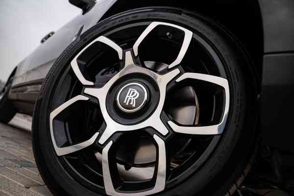 Аренда Rolls Royce Cullinan с черным значком в Дубае