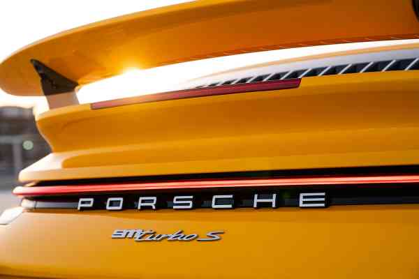 Желтый Porsche 911 Turbo S доступен в аренду в Дубае