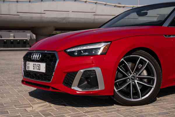 Аренда красного кабриолета Audi A5 в Дубае