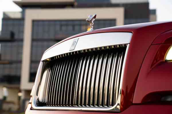 Роскошный Rolls Royce Dawn доступен в аренду в Дубае