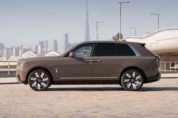 Rent Brown Rolls Royce Cullinan 2025