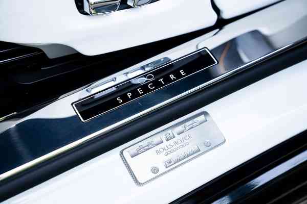 Арендуйте белый RR Spectre Black Badge с оранжевым салоном в Дубае.