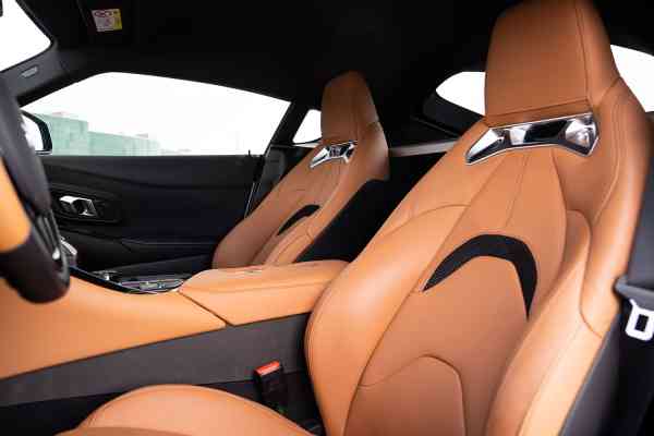 Зелёный автомобиль Toyota Supra доступен для аренды в Дубае.