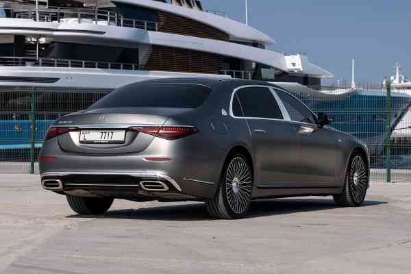 Роскошный Mercedes-Benz Maybach S680 2023 года доступен в аренду в Дубае