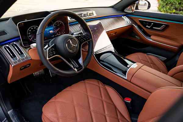 Роскошный Mercedes-Benz Maybach S680 2023 года доступен в аренду в Дубае