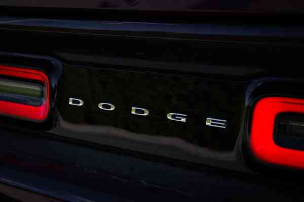 Додж Челленджер доступен для аренды в Дубае