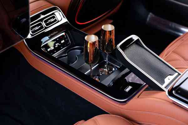 Роскошный Mercedes-Benz Maybach S680 2023 года доступен в аренду в Дубае