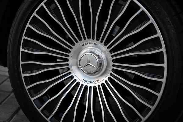 Роскошный 4-местный Mercedes-Benz V250 Maybach доступен в аренду в Дубае