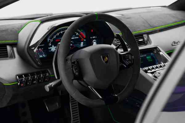 Уникальный фиолетовый Lamborghini Aventador SVJ доступен в аренду в Дубае