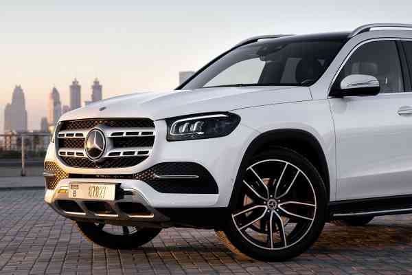 Белый 7-местный Mercedes-Benz GLS450 доступен в аренду в Дубае