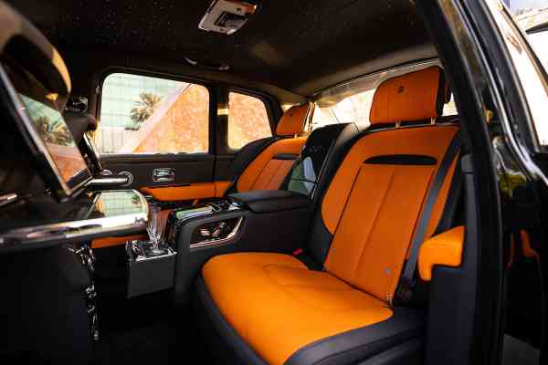 Аренда Rolls Royce Cullinan с черным значком в Дубае