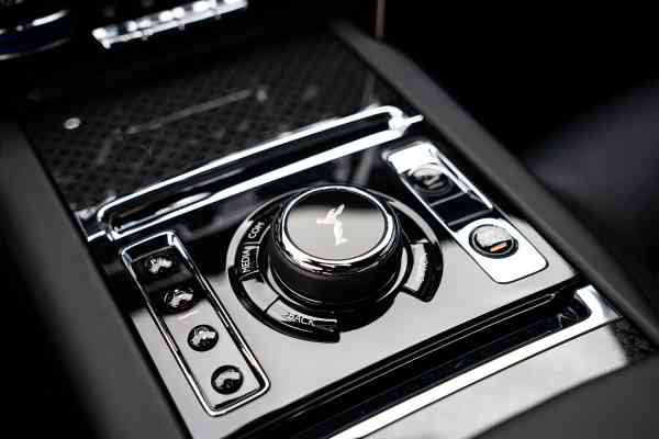 Аренда Rolls Royce Cullinan с черным значком в Дубае