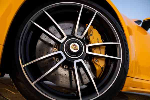Желтый Porsche 911 Turbo S доступен в аренду в Дубае