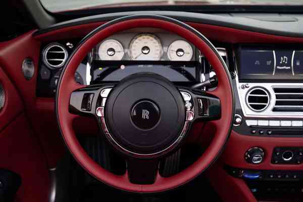 Роскошный Rolls Royce Dawn доступен в аренду в Дубае