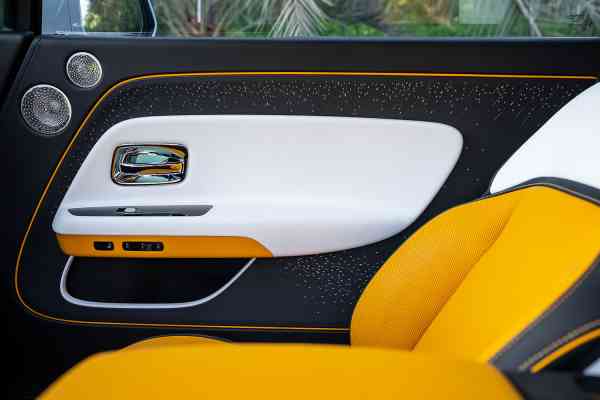 Арендуйте белый RR Spectre Black Badge с оранжевым салоном в Дубае.