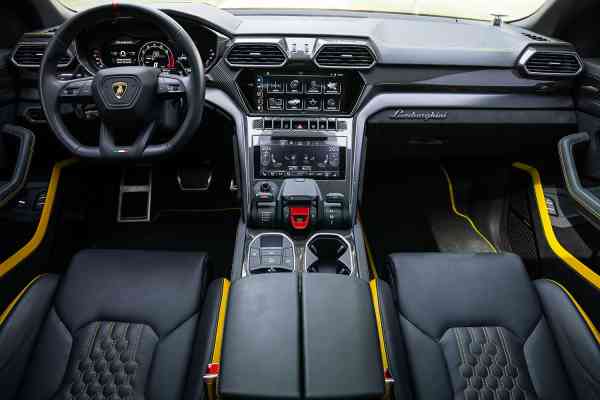 Lamborghini Urus Perfomante можно арендовать в Дубае