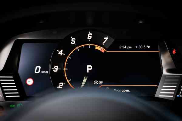 Зелёный автомобиль Toyota Supra доступен для аренды в Дубае.