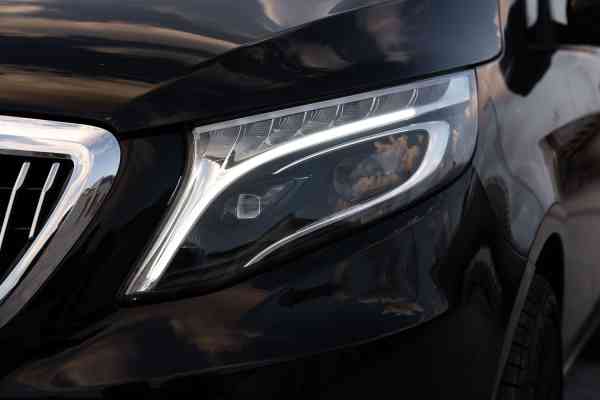 Роскошный 4-местный Mercedes-Benz V250 Maybach доступен в аренду в Дубае