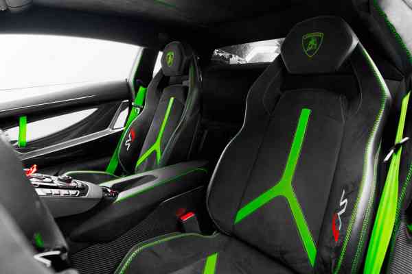 Уникальный фиолетовый Lamborghini Aventador SVJ доступен в аренду в Дубае