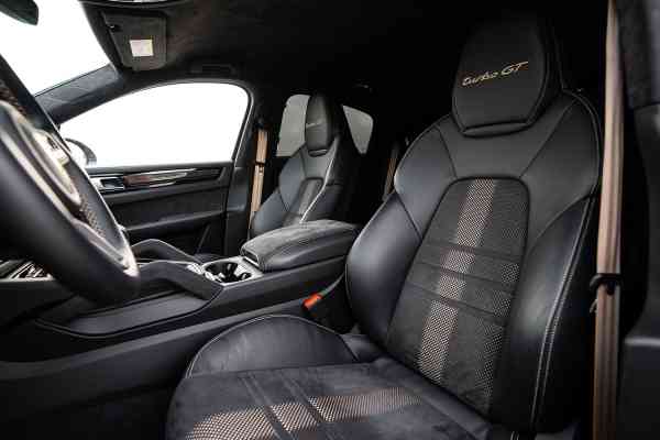 Аренда серебристого Porsche Turbo GT в Дубае